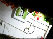 豪门女厕偷拍系列和闺蜜一块上厕所的妹子居然在吃撸串，被敷着面膜上厕所的妹子吓一跳