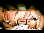 对白清晰主题酒店TP穿情侣内裤的情侣仔细研究一下可爱女友那有些特别的BB