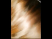 重磅福利白虎豪乳蜜桃Q妹首次户外车震嫌车内空间太小，直接下车在马路边上做不停有车路过