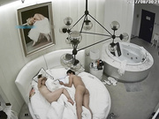 喷血推荐-主题豪华套房偷拍丰满白嫩的气质美女,性欲真旺私会小鲜肉情人时不停的索要,足足干了3次才放过小鲜肉!