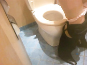 商场员工坐厕多角度偷拍有几个妞长得还不错制服丝袜满有撸点的