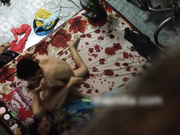 偷窥出租屋隔壁小两口爱爱夫妻生活，男的挺猛