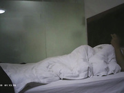 6年36F巨乳白嫩美女,奶大逼紧把佛爷爽的提前射了,休息后又拉着妹子爆操,干的相当激烈!