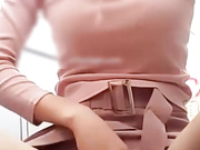 很有头脑的露脸美女主播一边上班一边开直播赚钱两不误在人流传动的商场露逼露奶给狼粉看对白清晰