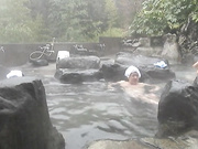 [GETS-049]  温泉好きOLがスパリゾートと勘違いして乱交OK混浴温泉に入ってきてしまい待ち伏せ中のワニに痴漢され羞恥興奮