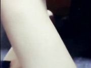 做生意玩直播两不误的大胆美腿漂亮少妇商铺内真空裸播露奶露逼无视身边的路人对白清晰