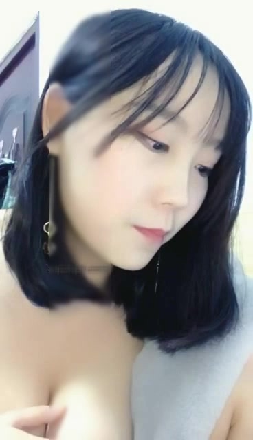 第一次加入果聊界的极品良家豪乳美眉有狼友为加V决定等老爸睡了偷钱刷礼物