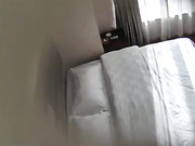 精品小旅馆偷拍貌似很饥渴大白天偷情男女进来就迫不及待开草玩的姿势还不少