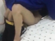 太震惊了,90后妹子好像抓住了闺蜜把柄,让男友操她,自己在旁边拍摄,太紧了男友一直进不去,闺蜜最后还哭了.（内