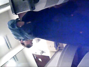 最新流出美女如云的餐厅高级坐厕偷拍第2部换丝袜的贵妇脚跟被鞋刮伤了