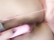 粉嫩娇小美女主播和样子猥琐的胖哥粉丝开房啪啪那包皮小鸡巴满足不了女主播