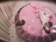 酒店情趣大圆床TP猥琐锅盖头男战斗力不够强要靠用手来满足骚女