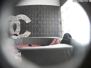 香奈儿情趣套房偷拍光头四眼佬和漂亮妞激情狗日的吃药了吧干完鸡巴还邦邦的