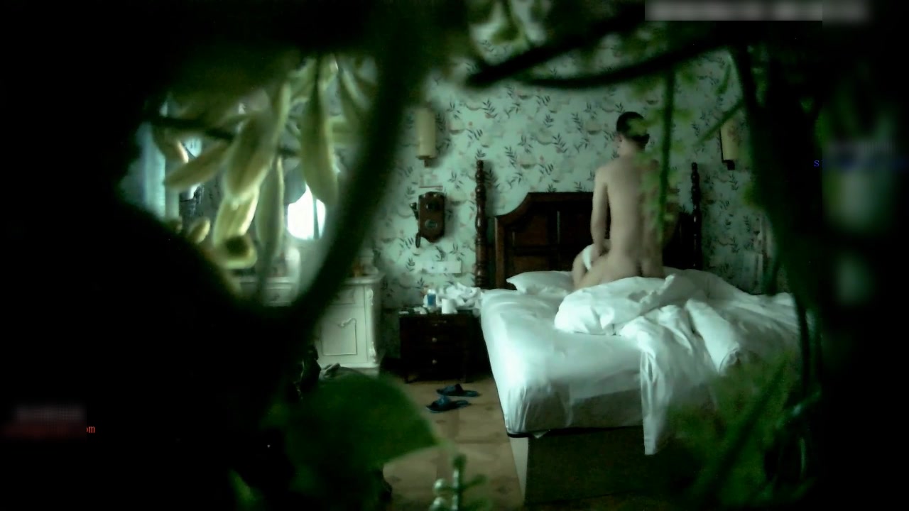 精品宾馆偷拍活泼开朗的牛仔裤美女被男友带到房间后不好意思磨叽半天才脱衣服,操爽后主动女上位迎合!国语!