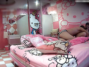 重磅推荐-kitty房偷拍时尚气质长发美女刚换完睡衣就被男友爆操一次,换泳装时太诱人按耐不住又被狠干一次!