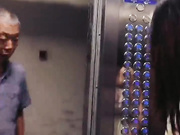 剧情演绎戏精刘婷欺骗中通快递小哥上楼收快件进房间被大快件吓一跳要干一炮才让走