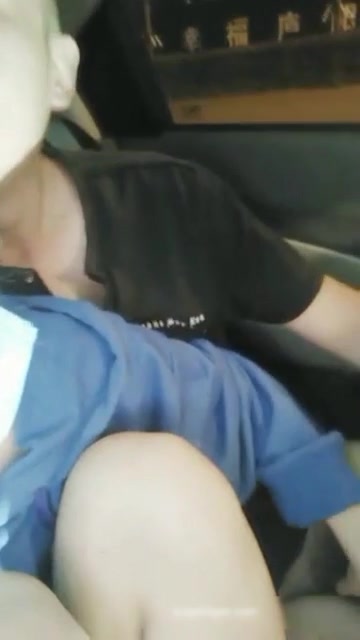 对白有趣戴眼镜萝莉主播勾搭貌似很饥渴的34岁网约车司机车内激情