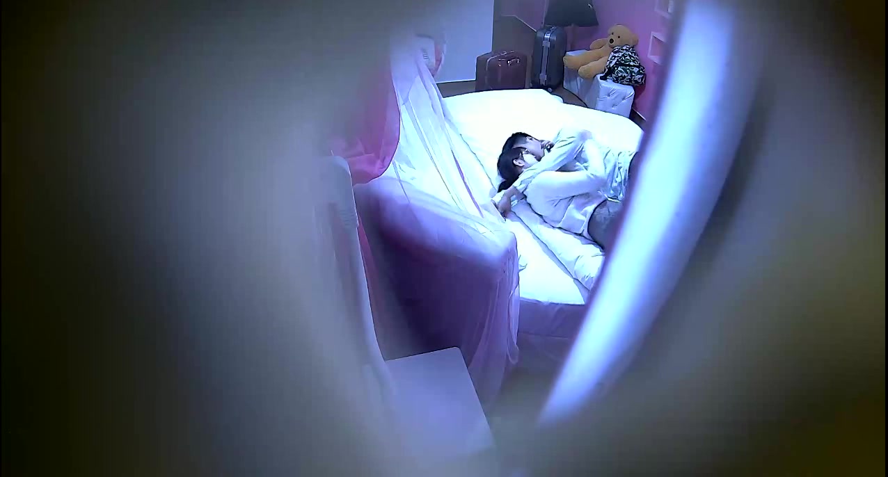 精品小旅馆偷拍年轻情侣开房体验性爱乐趣这男的估计吃药了女的喊累他还没有爽