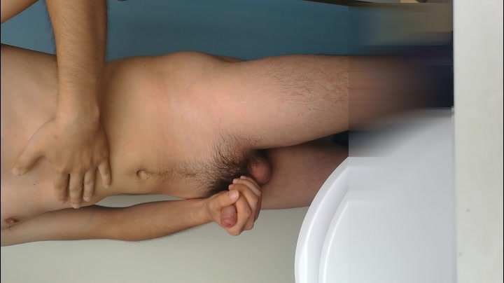 大学男生寂寞难耐，在厕所里打飞机，最后抽搐了