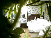 精品绿叶房偷拍清纯漂亮的大学美女被鸡鸡粗大的东北男友操的实在受不了趴在地上又被抱到床上继续干,国语!