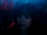 瞅着很眼熟的童颜大奶美眉撕破丝袜和粉丝炮友在KTV的沙发上啪啪