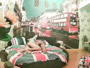 精品特色酒店英国伦敦主题套房偷拍床上搞得还不过瘾来到镜头前的椅子上草