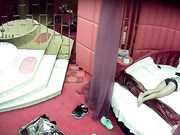 羡慕死单身狗啦情趣主题宾馆样子很挫的肥哥扛起漂亮长发小女友的双腿爆操好像无套内射妹子说老公你好厉害啊