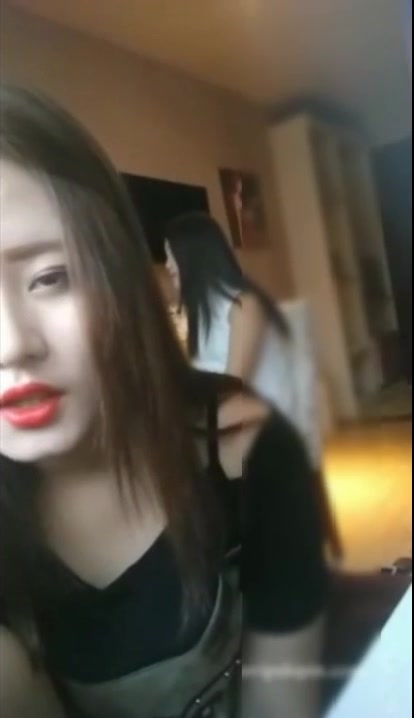 重磅福利-小鲜肉男主播酒店直播时网友要求他当着老婆面操双胞胎小姨子,为了刷礼物和老婆一起把小姨子操了!