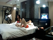 稀有偷拍喜欢穿肚兜的大胸美女开一次房就被操了3次,干舒服了才离开