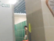 坑爹女主播潜入浴场更衣室洗浴间偷拍今天选的时间段还不错有不少年轻妹子