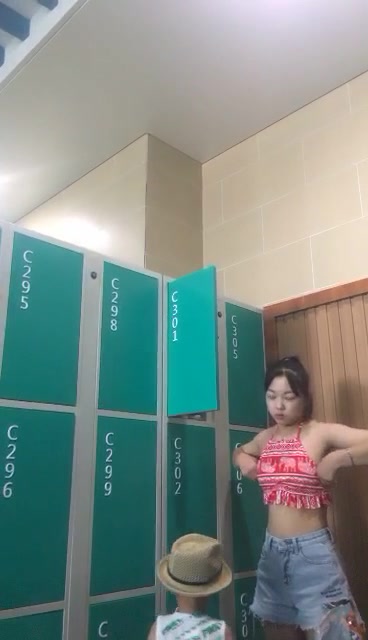 坑爹女主播潜入浴场更衣室洗浴间偷拍今天选的时间段还不错有不少年轻妹子