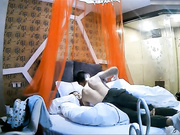 精品酒店偷拍穿着很性感的包臀短裙大学美女和男友酒店见面装矜持男的哄了一会还不让操,气的掀开短裙强干