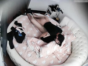 特色圆床房大学生情侣缠绵造爱衣服不脱就开始亲吻挑逗脱掉裤子往阴道里插多体位妹子肤白阴毛性感身材好