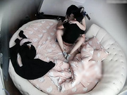 特色圆床房大学生情侣缠绵造爱衣服不脱就开始亲吻挑逗脱掉裤子往阴道里插多体位妹子肤白阴毛性感身材好