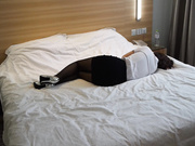 剧情演绎小酒店里被迷奸，被单蒙头一动也不动，演的还挺像