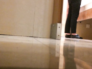 商场厕拍系列 妹子的胸圆润饱满，看起来真不错