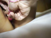 模特招聘艺校美眉月月洗完澡躺在床上被摄影师用手和情趣用品玩逼