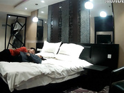 喷血推荐-稀有房偷拍性感苗条的女神级大学美女被男友操的太猛不小心把套套干破了,美女生气了不让干第2次了!