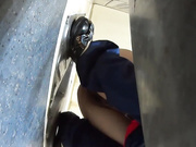 高铁厕所近距离偷窥大学妹乘务员白领的肥鲍