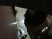 偷窥楼下出租屋新来的租客洗澡年轻貌美