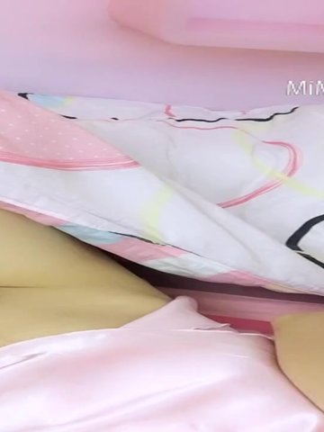 MIMI仓老师一边被草手里一边还拿着手机和粉友们互动