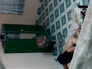 半夜趴透气窗台偷窥邻居小两口过性生活，嫂子的皮肤白皙奶子够大很是让人羡慕