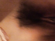 土豪花钱叫大奶妹子边说骚话，边自慰，床单都湿了