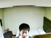 小旅馆偷拍小伙和单位已婚少妇开房偷情准备开干女友来电话了假扮电话信号不好把机挂了