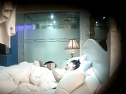 特色酒店TP顾不上吃饭的年轻小情侣带着撸串啤酒来嗨皮干完匆匆吃几口歇会继续