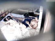 特色宾馆偷拍气质漂亮的长发美女被好久没见的男友扑倒,太激动没一会就射了,第二次各种操,干的美女胡言乱语!