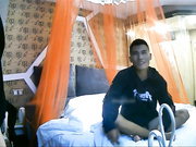 太会装了,漂亮美女正吃情人鸡鸡突然接到男友电话骗说：外面热,困死了.挂完电话又和情人说：宝宝是不是很厉害!