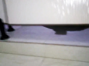 美女在厕所发现自己被偷拍后的真实反应，真实刺激，看的让人忍俊不禁