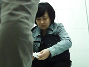 商场排队厕拍系列8 大眼睛的萌妹子一脸心事的样子