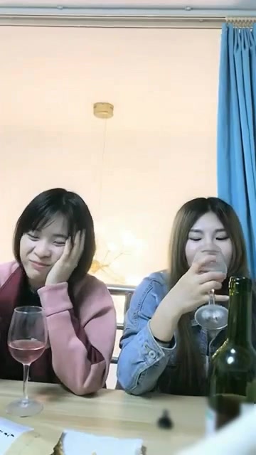 变态哥套路两个工厂妹子回家喝酒下药灌倒一块干，苗条妹子药力不够醒来拼命反抗